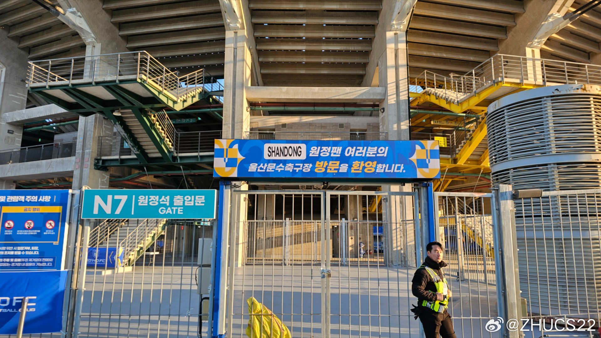 博主：蔚山現(xiàn)場工作人員、轉(zhuǎn)播車、安保在準備撤場，場外一片安靜